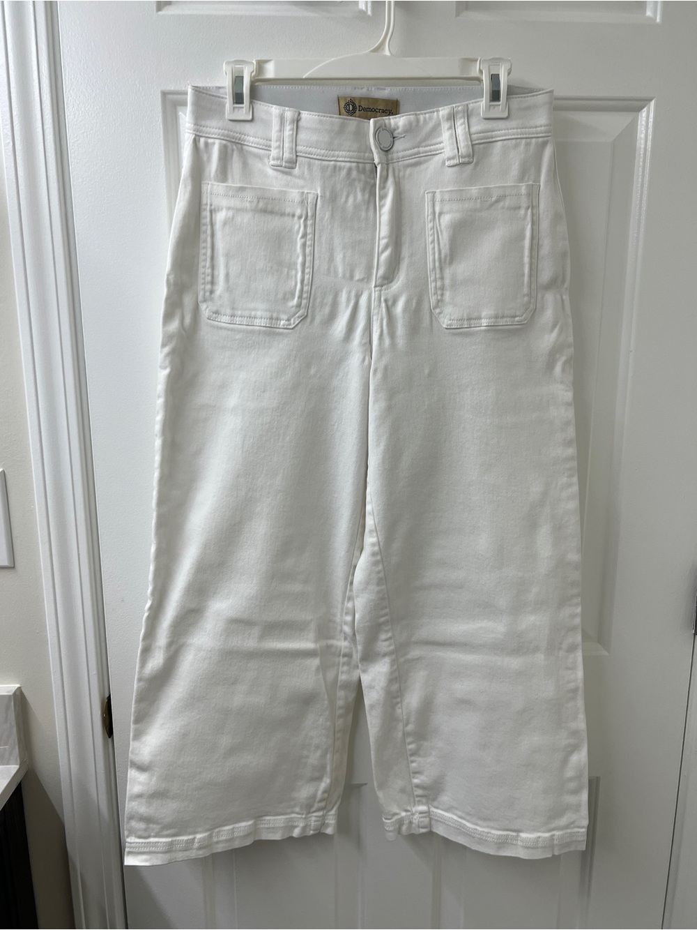 Democracy womenโs White Jeans Ankle length - Wide Leg size 8